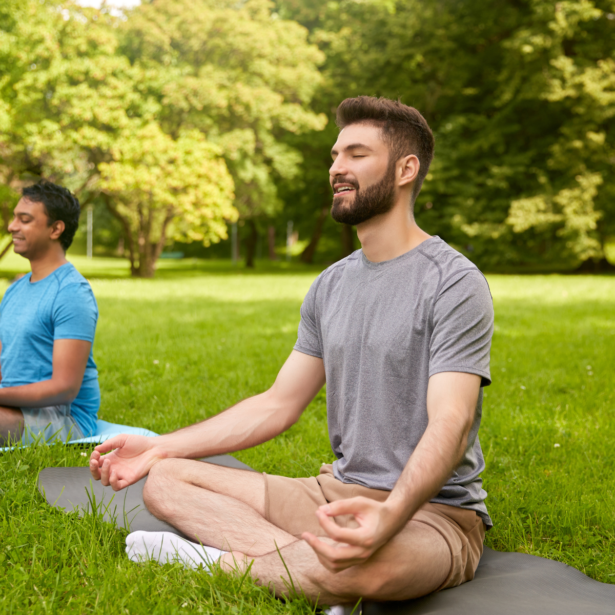 NovaMood natürliche Antidepressiva Alternative – entspannter Mann meditiert im Park ohne Nebenwirkungen oder Abhängigkeit - bestes SamE in Deutschland