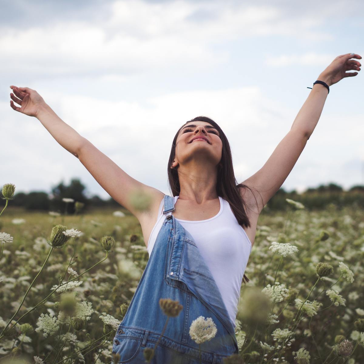 NovaMood schnelle Wirkung – glückliche Frau erlebt neue Energie und bessere Stimmung durch natürliche Antidepressiva Alternative